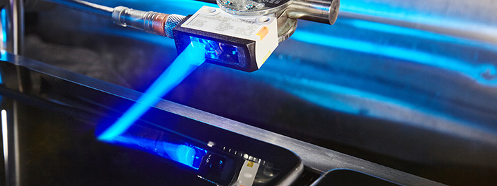 Расширенные возможности фотоэлектрических датчиков SENSOPART с технологией BlueLight.